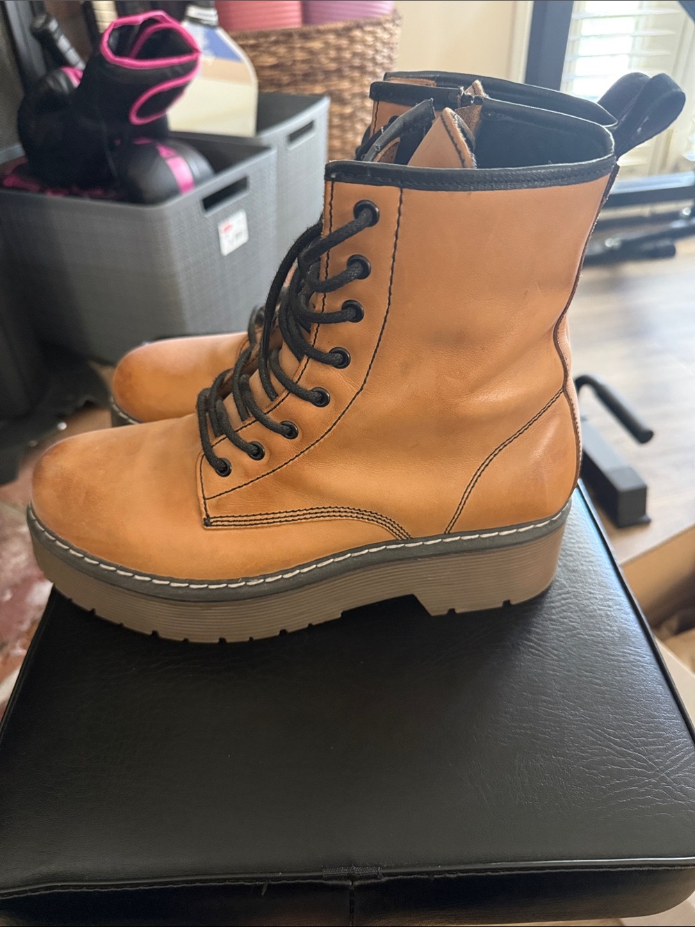 Woman’s  Tan Leather Lace-Up boots from Roolee - Picture 4 of 6
